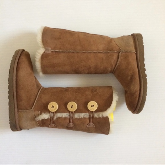 UGG Australia BAILEY BUTTON TRIPLET Suede Sheepskin Boot CHESTNUT Suede 6 US - Picture 4 of 9